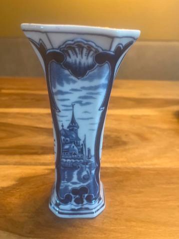 Delfts Blauw Vaasje beschikbaar voor biedingen