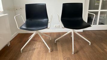 2x Witte draaibare design stoel met armleuning 