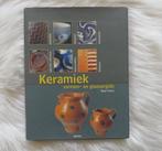Keramiek vormen- en glazuurgids, Boeken, Ophalen of Verzenden, Gelezen, Kleien en Boetseren