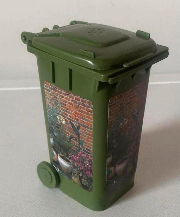 Groene mini afvalcontainer bloemenprint op wieltjes.H.13 cm., Verzamelen, Overige Verzamelen, Zo goed als nieuw, Ophalen of Verzenden