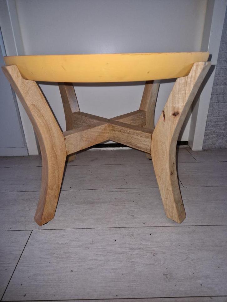 Een leuke en een aparte houten bijzettafel  apart van kleur, Huis en Inrichting, Tafels | Bijzettafels, Zo goed als nieuw, Rond