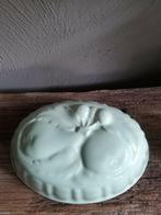 Mintgroen puddingvorm met fruit, Antiek en Kunst, Antiek | Schalen, Ophalen of Verzenden