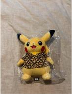 Pokemon - Pikachu Batik Plush, Hobby en Vrije tijd, Verzamelkaartspellen | Pokémon, Ophalen of Verzenden, Nieuw, Overige typen