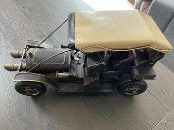 Vintage metalen model oldtimer auto  beschikbaar voor biedingen