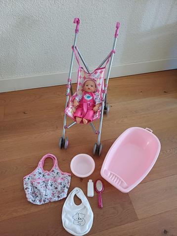 Poppen buggy, pop en uitgebreide verzorging set. beschikbaar voor biedingen