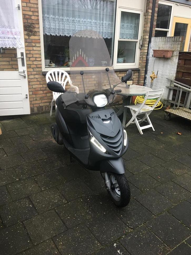 Piaggio zip / Led / smokewindscherm, Fietsen en Brommers, Scooters | Piaggio, Zo goed als nieuw, Zip, Benzine, Ophalen