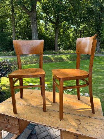Vintage stoelen, hout, stevig, warme kleur, sfeervol beschikbaar voor biedingen