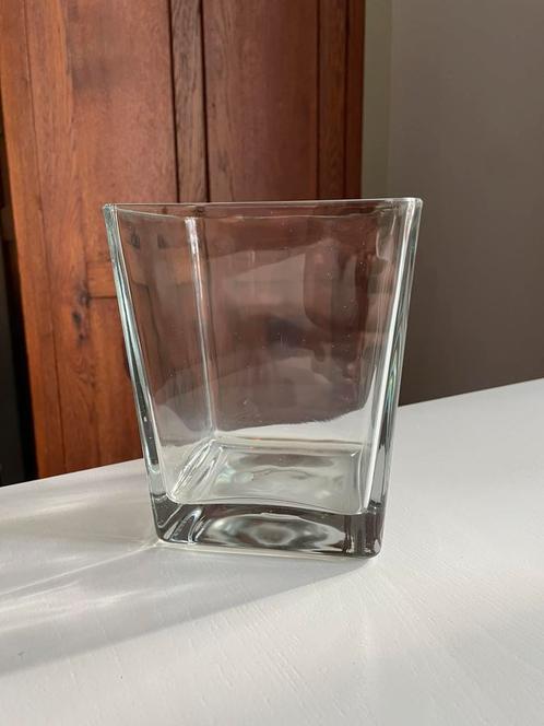 GRATIS Vierkante moderne glazen vaas (1818 gram), Huis en Inrichting, Woonaccessoires | Vazen, Zo goed als nieuw, Overige kleuren