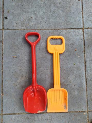 Twee plastic schepjes voor strand of zandbak beschikbaar voor biedingen