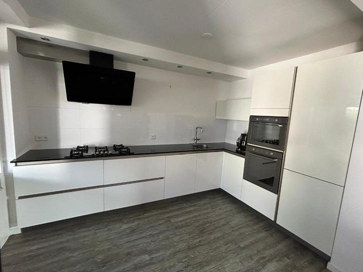 Greeploze Witte hoogglans +composiet blad GEDEMONTEERD, Huis en Inrichting, Keuken | Complete keukens, Zo goed als nieuw, Hoekkeuken