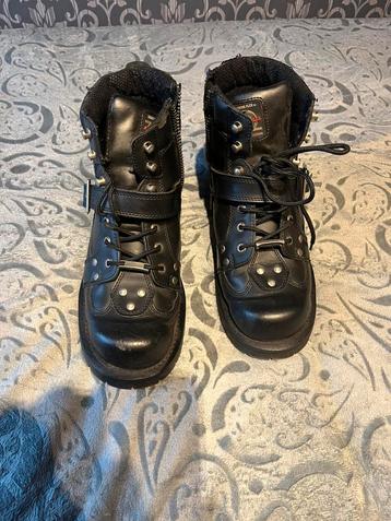 Moter broek en schoene beschikbaar voor biedingen