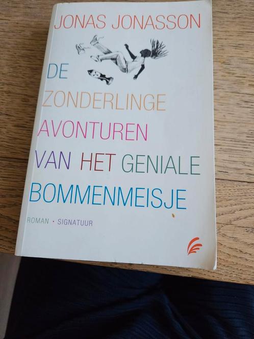 De zonderlinge avonturen van het geniale bommenmeisje, Boeken, Literatuur, Zo goed als nieuw, Ophalen of Verzenden