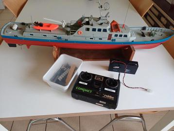 Vintage radiografisch rc politie boot met toebehoren  beschikbaar voor biedingen
