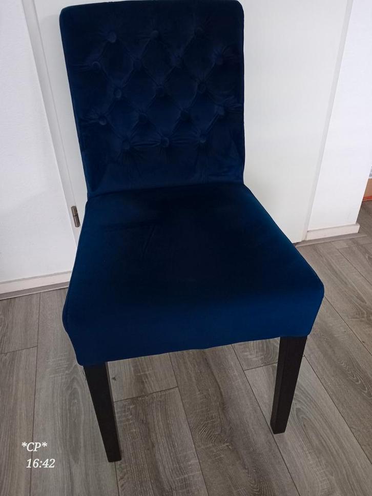 2 Blauwe Velours Stoelen - Knopen, Zwart, Huis en Inrichting, Stoelen, Ophalen