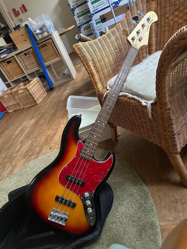 Fazley Basgitaar Classic Series Sunburst, Muziek en Instrumenten, Snaarinstrumenten | Gitaren | Bas, Gebruikt, Elektrisch, Ophalen