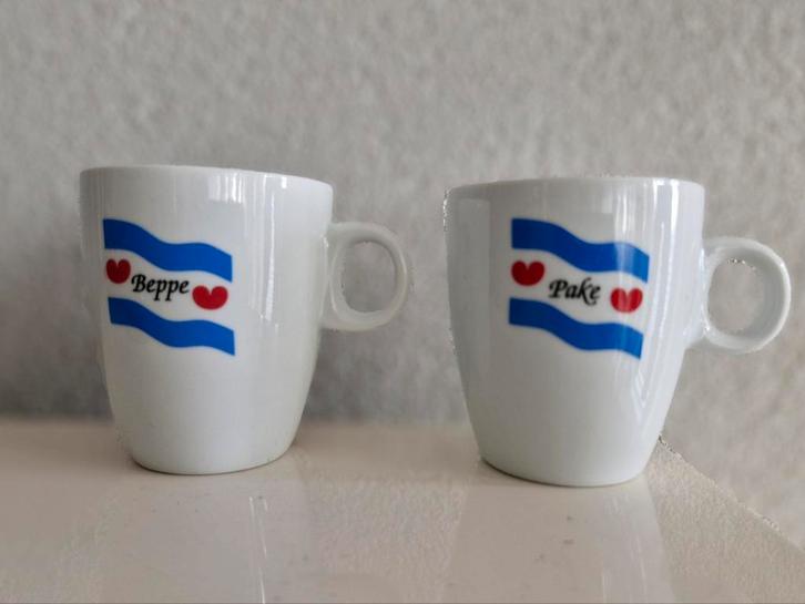 Twee bekers Beppe en Pake ( Oma en Opa ), Huis en Inrichting, Keuken | Servies, Zo goed als nieuw, Kop(pen) en/of Schotel(s), Overige stijlen