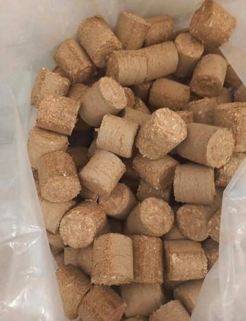Geperste houtbriketten, van schoon hout. beschikbaar voor biedingen