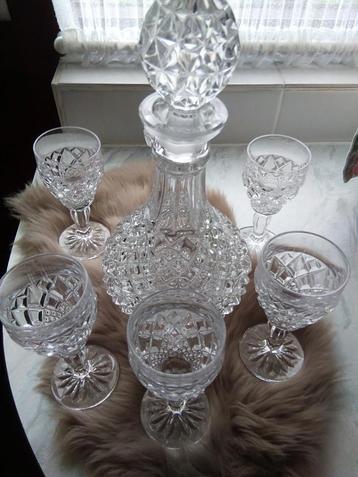 
Zeven delig nieuwe kristallen set.  beschikbaar voor biedingen