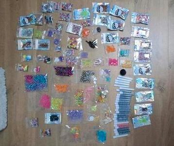 Grote set kralen, met letters, bloemetjes, fruit, rond, plat beschikbaar voor biedingen