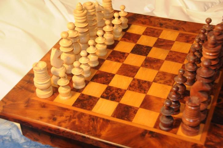 "Notenhouten" schaakbord met stukken, Hobby en Vrije tijd, Gezelschapsspellen | Bordspellen, Zo goed als nieuw, Een of twee spelers