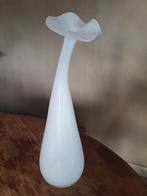 Mondgeblazen wit melkglas vaas /mid century vase, Huis en Inrichting, Woonaccessoires | Vazen, Wit, Ophalen of Verzenden, Minder dan 50 cm