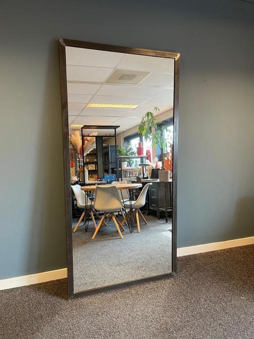 Zeer grote handgemaakte industriële spiegel SALE SALE SALE, Huis en Inrichting, Woonaccessoires | Spiegels, Zo goed als nieuw