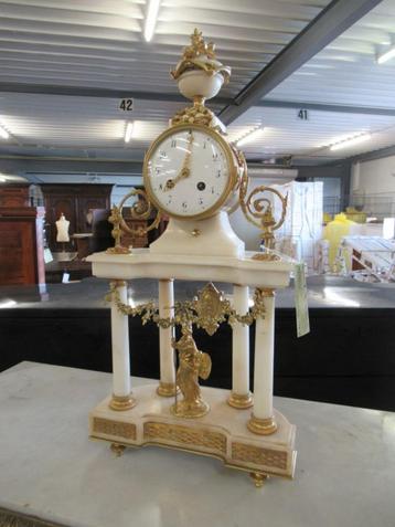 Oer 10094 ANTIEKE wit marmeren en bronzen portaal pendule beschikbaar voor biedingen