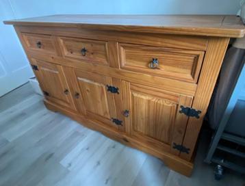 Grenen dressoir beschikbaar voor biedingen
