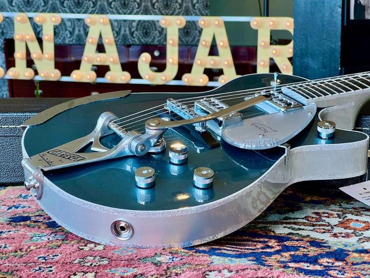 2023 Gretsch G6134T-140 Limited Ed. 140th Dbl Plat Penguin, Muziek en Instrumenten, Snaarinstrumenten | Gitaren | Elektrisch, Zo goed als nieuw