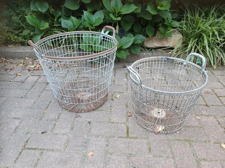 2 stalen/metalen aardappel manden/appel mand/houtmand., Antiek en Kunst, Curiosa en Brocante, Ophalen of Verzenden