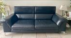Donkerblauwe leren bank met verstelbare hoofdsteunen, Huis en Inrichting, Banken | Bankstellen, Ophalen, Driepersoons, Zo goed als nieuw