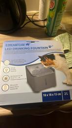 Nieuwe drinkening fountain, Dieren en Toebehoren, Ophalen of Verzenden, Zo goed als nieuw