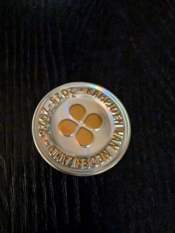 PLUS Kampioen Super Cluppie nummer 3, Verzamelen, Speldjes, Pins en Buttons, Zo goed als nieuw, Speldje of Pin, Merk, Ophalen of Verzenden