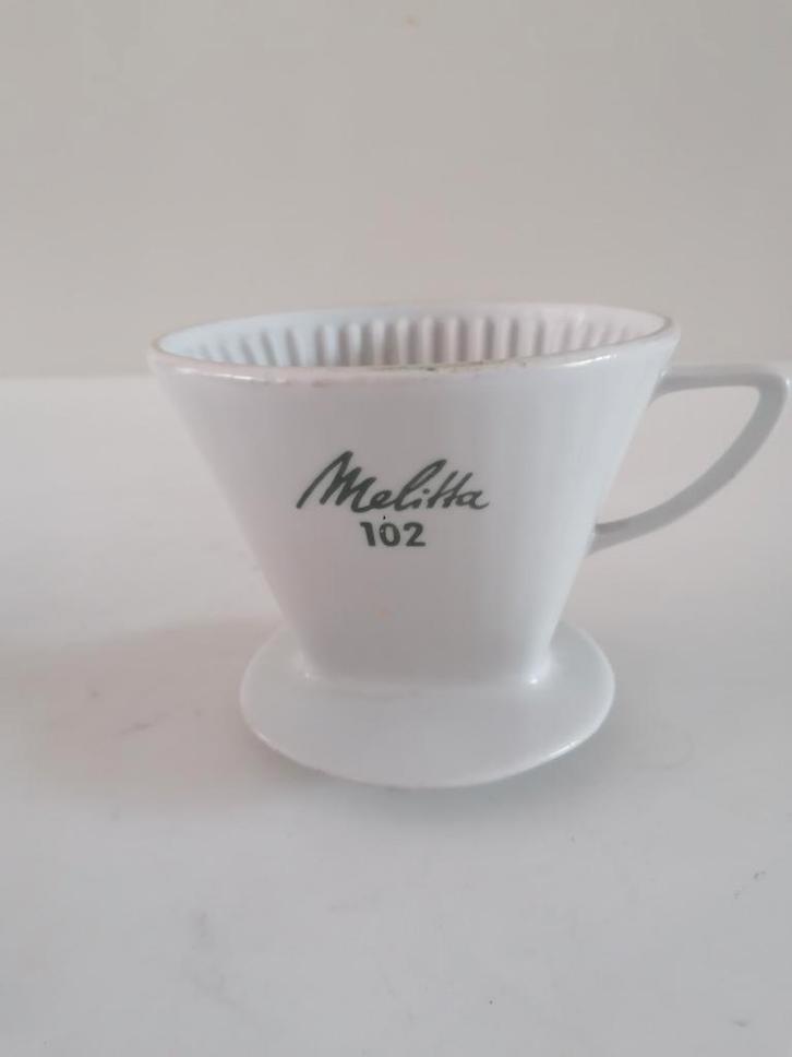 Melitta keramieke kofiefilter maat 102 in wit, Antiek en Kunst, Antiek | Servies los, Ophalen of Verzenden