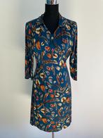 J52 - Petrolblauwe overslagjurk met veren maat 40 (1), Kleding | Dames, Jurken, Ophalen of Verzenden, Zo goed als nieuw, Maat 38/40 (M)