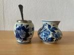 Twee Delft blauwe vaasjes met zilveren lepel., Antiek en Kunst, Ophalen of Verzenden
