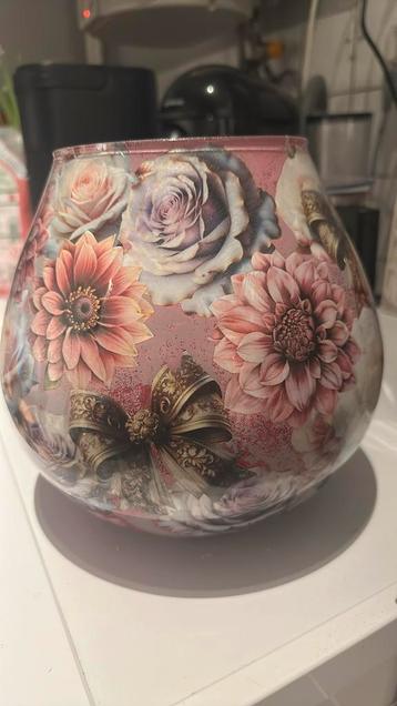Mooie bolvaas decoupage beschikbaar voor biedingen