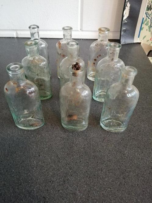 9 zeer oude azijn essence flesjes geleefde staat 12 cm hoog, Antiek en Kunst, Curiosa en Brocante, Ophalen of Verzenden