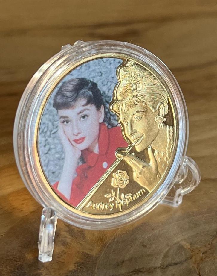 Audrey Hepburn 24kt goud vergulde herdenkingsmunt +stand (2, Verzamelen, Film en Tv, Nieuw, Film, Overige typen, Ophalen of Verzenden