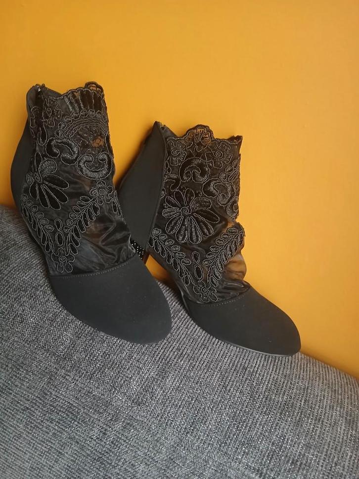 Elegante pumps met kant maat 40, hak 7 cm, Kleding | Dames, Schoenen, Zo goed als nieuw, Pumps, Zwart, Ophalen of Verzenden