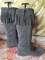 Suede laarzen grijs met franjes maat 37 kickers ibiza boho s, Ophalen of Verzenden, Zo goed als nieuw, Grijs, Hoge laarzen