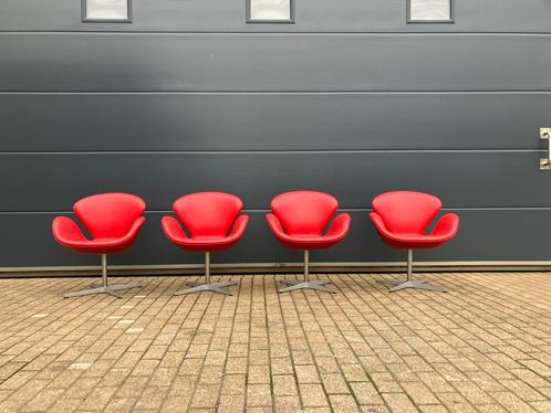 4x originele rood lederen Fritz Hansen Swan chairs Topstaat!, Huis en Inrichting, Fauteuils, Zo goed als nieuw, 75 tot 100 cm