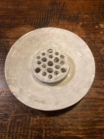 Oude keramieken bloemschikschaal. beschikbaar voor biedingen