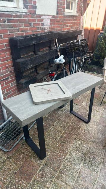 Betonlook Tafel + Klok - Side Table/Gangtafel beschikbaar voor biedingen