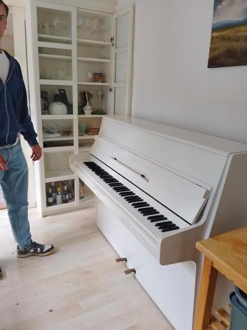 Uitstekend klinkende witte piano, Muziek en Instrumenten, Piano's, Zo goed als nieuw, Piano, Wit, Ophalen