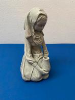 Tuinbeeld vrouw met kruik - 19 cm, Tuin en Terras, Ophalen of Verzenden, Gebruikt, Beton, Mensenbeeld