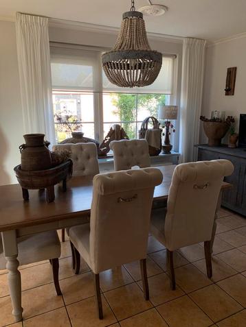 Landelijke eettafel beschikbaar voor biedingen