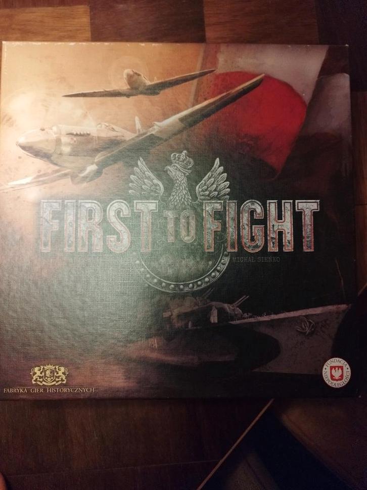 First to Fight bordspel, Hobby en Vrije tijd, Gezelschapsspellen | Bordspellen, Zo goed als nieuw, Ophalen of Verzenden