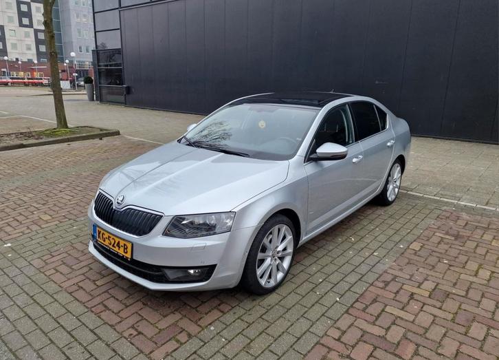 Skoda Octavia 1.0 TSI 85KW | PANO |18"| KEYLESS | Nieuwe APK, Auto's, Skoda, Particulier, Octavia, ABS, Adaptive Cruise Control