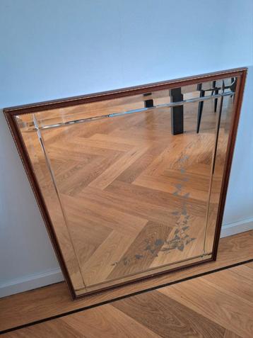 Vintage houten spiegel met versiering beschikbaar voor biedingen